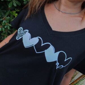 Remera Negra Corazones Blancos