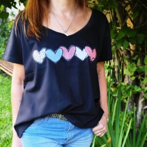 Remera Negra Corazones Color